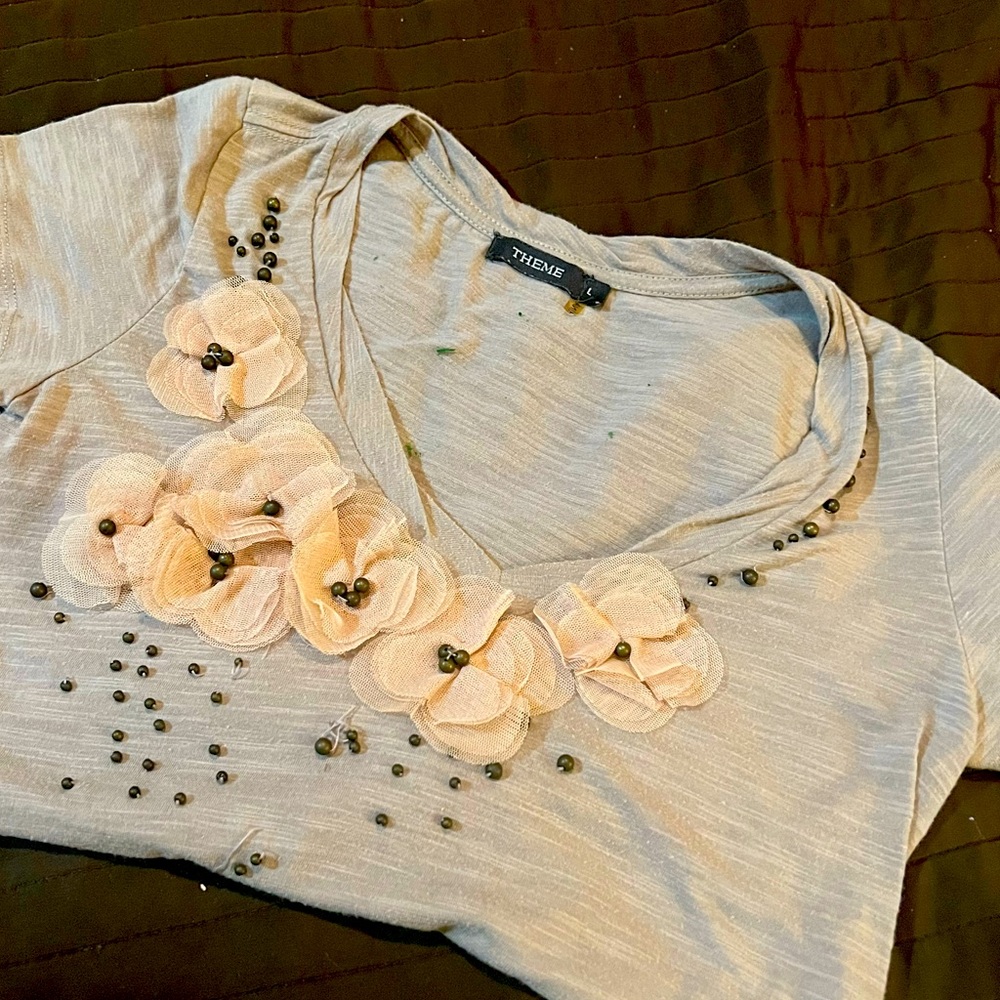 Theme Flower & Bead Embellished Beige Top. Short Sleeves. Women’s Large.